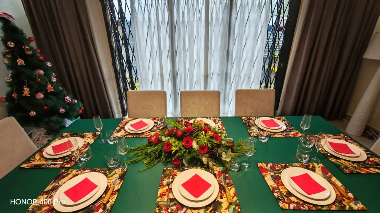Festive Christmas Dining Table – Elegant Red & Green Styling