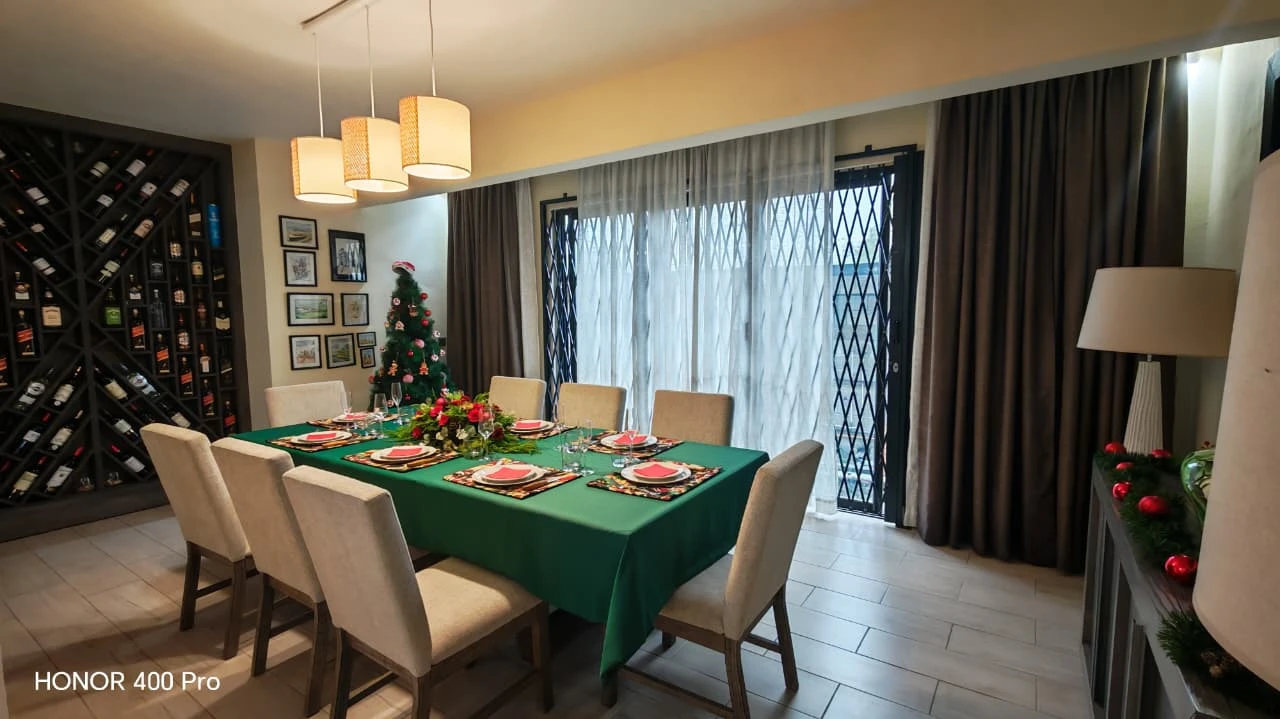Christmas Interior Styling – Festive Dining & Seasonal Decor