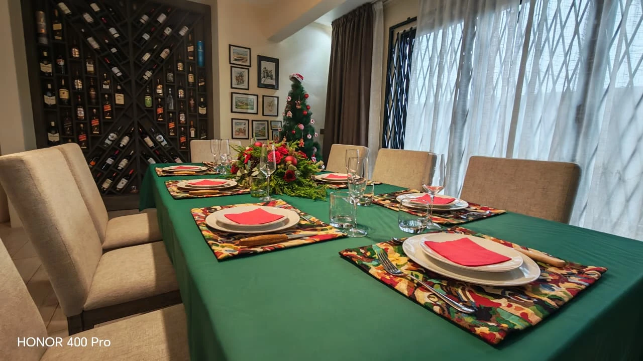 Christmas Interior Styling – Festive Dining & Seasonal Decor