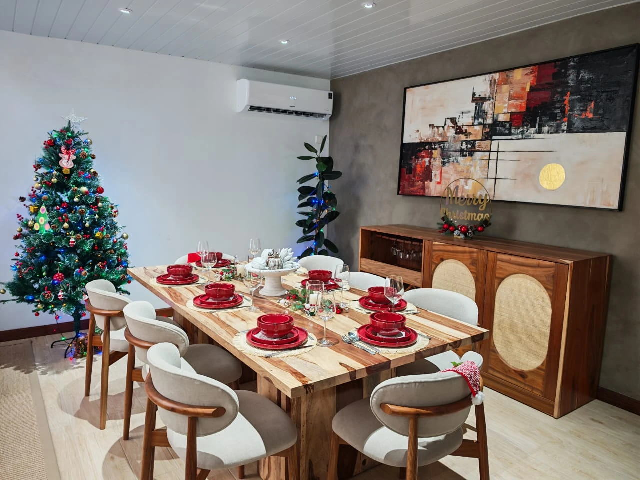Christmas Interior Styling – Festive Dining & Seasonal Decor
