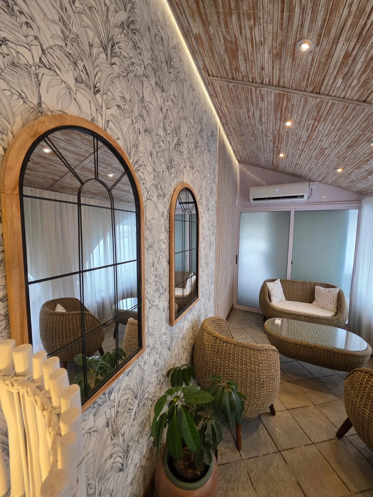 Tropical Lounge Retreat – Natural Texture & Wallpaper Harmony