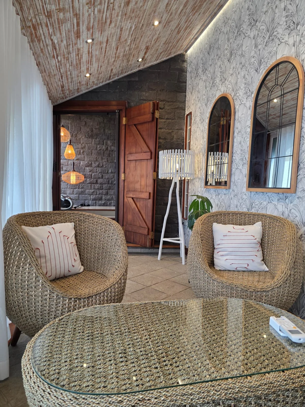 Tropical Lounge Retreat – Natural Texture & Wallpaper Harmony