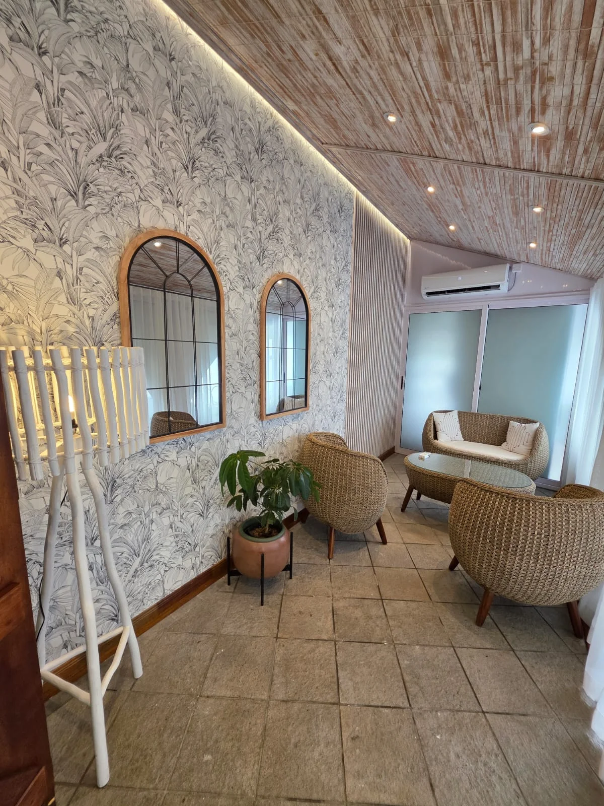 Tropical Lounge Retreat – Natural Texture & Wallpaper Harmony