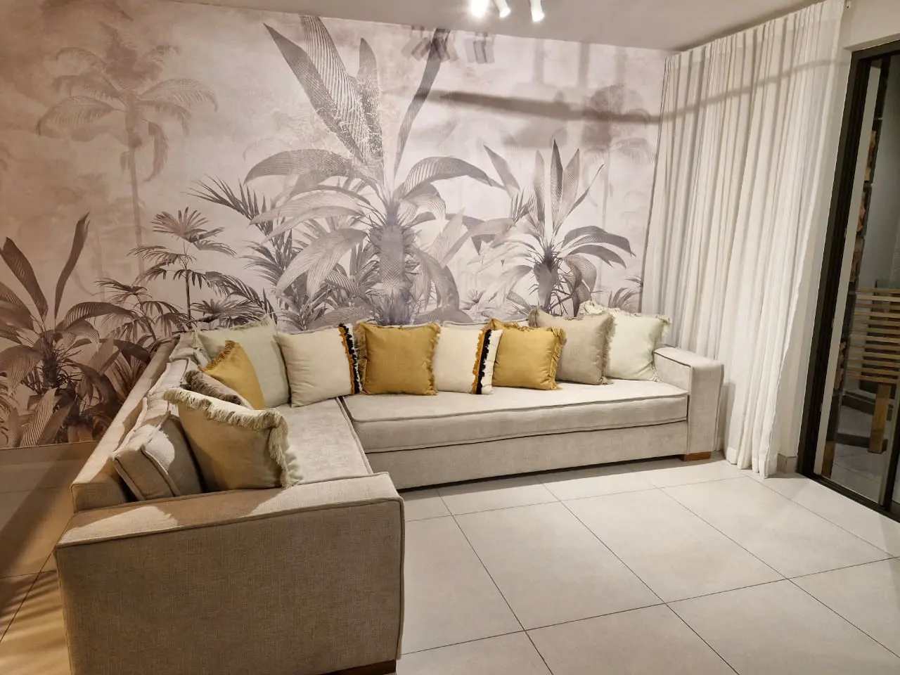 Palm Whisper – Neutral Tropical Elegance